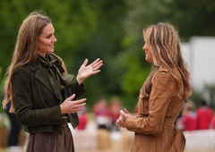Kate in Melania pokazali, kako nositi jesenske barve na sproščen, a eleganten način