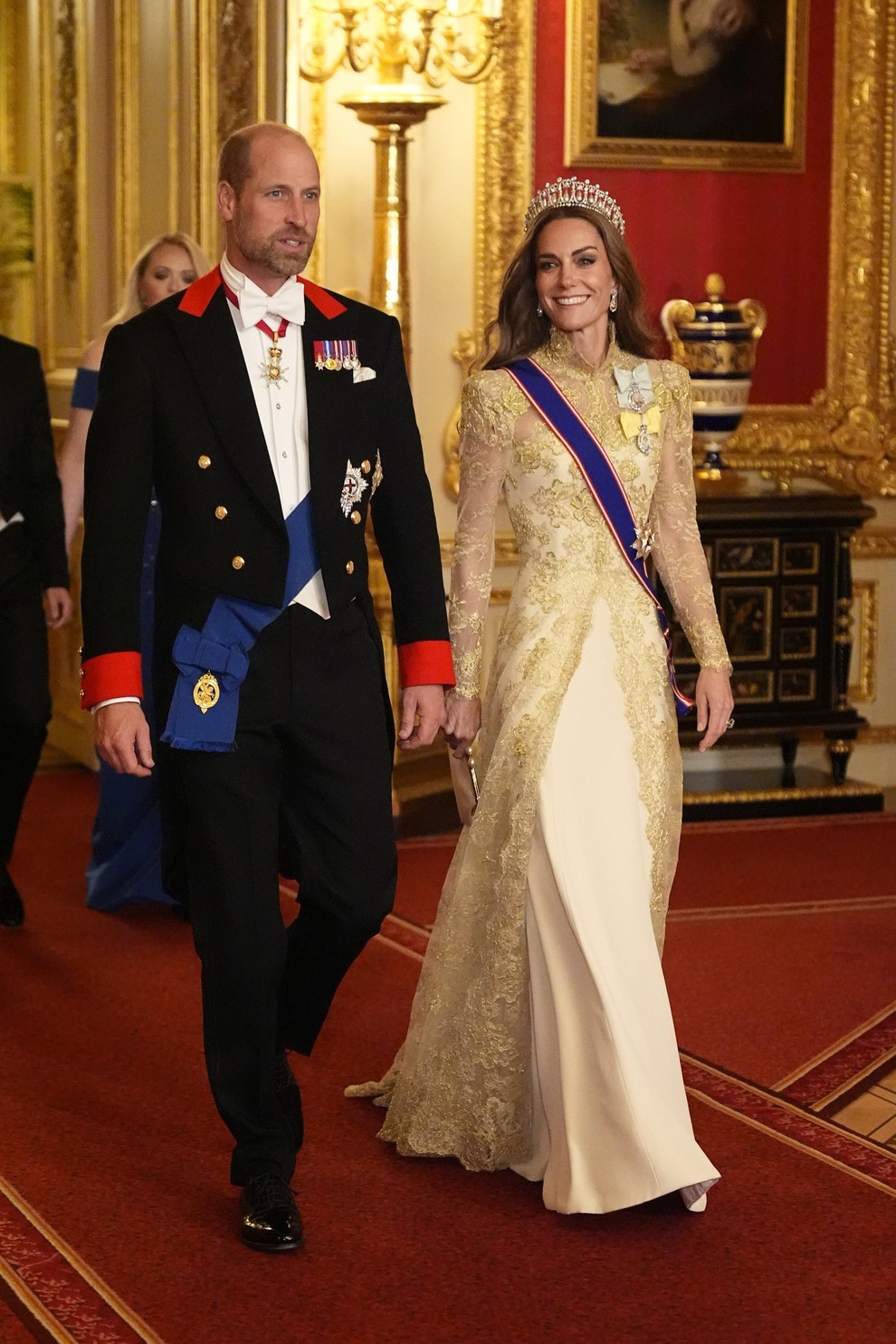 Za to priložnost je Kate Middleton izbrala visoko modno kreacijo britanske oblikovalke Phillipe Lepley z očarljivimi čipkastimi detajli in tiaro, …