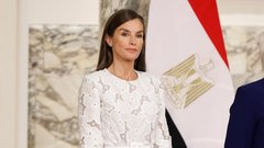 Španska kraljica Letizia bela obleka čipka
