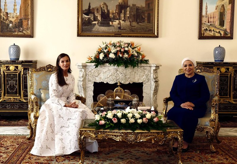 Španska kraljica Letizia bela obleka čipka