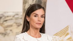 Španska kraljica Letizia bela obleka čipka