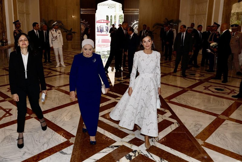 Španska kraljica Letizia bela obleka čipka