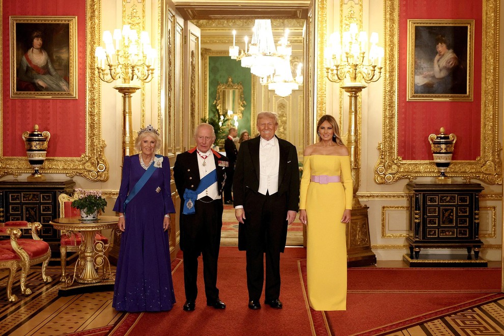 Melania Trump se je, po tem ko je včeraj ves dan skrivala obraz pod klobukom, zvečer odločila, da bo razkrila …