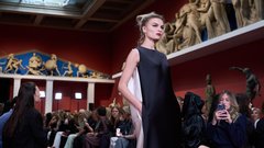 Utrinek modne revije SOROKA ON COURSE. Ena zmed fascinantnih priložnostnih lokacij, ki so ponudile platformo za prikaz jesenskih trendov, je v času tedna mode postal tudi državni muzej Pushkin. Ta je postal simboličen prostor poklonu zgodovini kostumov. Izrazite, lahko rečeno skorajda arhitekturne linije, so odražale atmosfero različnih zgodovinskih obdobij. Tudi drznega preloma tisočletja, ko so vajeti v rokah držali leopardovi potiski in bleščeči kosi. Oblikovalec Sergej Soroka je delo opravil z odliko.