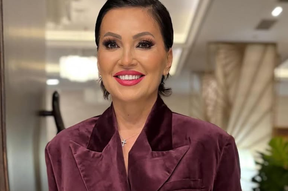 Eleganca na kvadrat: znana pevka v čudovitem kostimu, ki je idealen za vse priložnosti (foto: Instagram.com/badrich/)