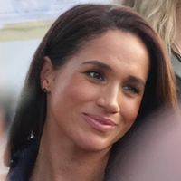 Meghan Markle navdušila v dnevni obleki, ki dokazuje pravilo "manj je več"