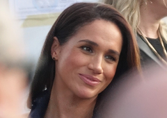 Meghan Markle navdušila v dnevni obleki, ki dokazuje pravilo "manj je več"