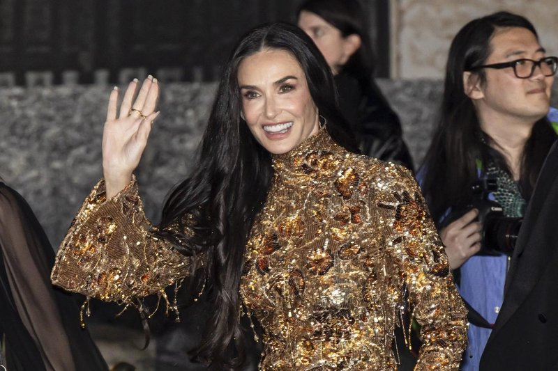 Demi Moore zlata obleka Gucci teden mode Milano