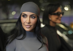 Kako ji je to sploh uspelo obleči? Kim Kardashian v kombinezonu, ki ga je nemogoče spregledati (FOTO)