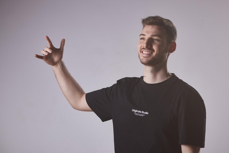 Ta mlad slovenski DJ z več kot 10 milijoni streamov osvaja svetovno elektroniko – zdaj izdaja hit še s Sony France!