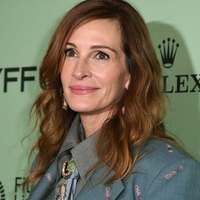Julia Roberts z res posebnim stajlingom, ki je takoj pritegnil poglede: so to hlače ali krilo?! (FOTO)