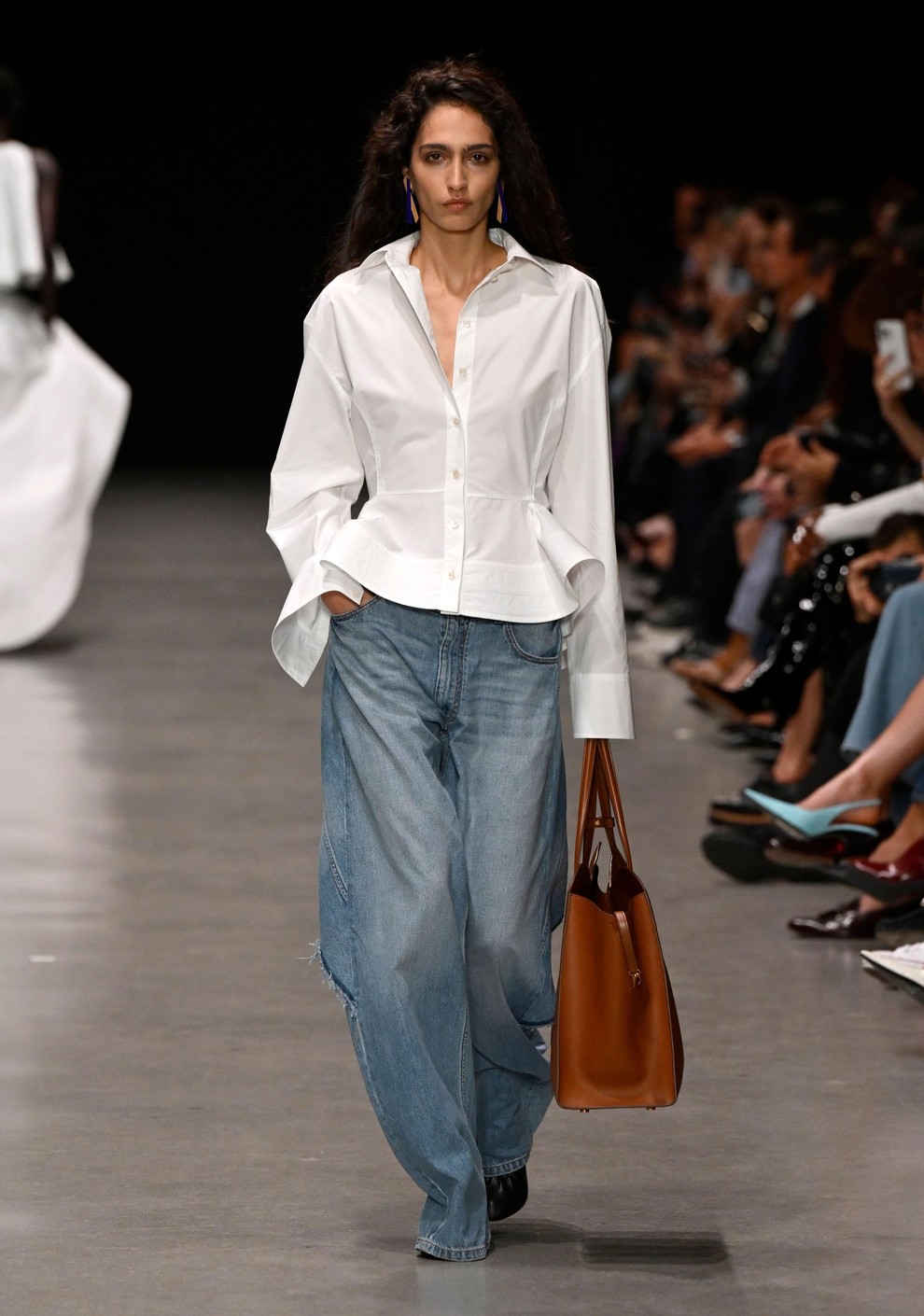 Kavbojke, ki čistijo zrak? Stella McCartney presenetila z inovacijami, ki presegajo modo