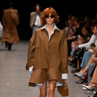 Kavbojke, ki čistijo zrak? Stella McCartney presenetila z inovacijami, ki presegajo modo