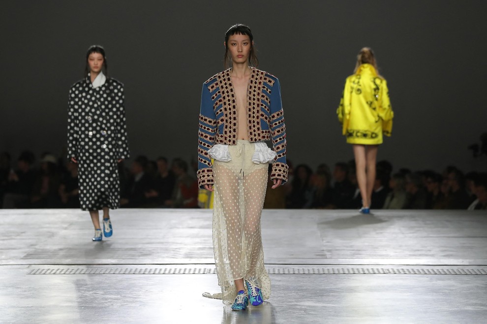 Dries Van Noten: eksplozija barv in lahkotne silhuete za pomlad 2026