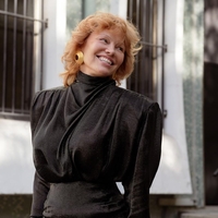 Rdečelasa Pamela Anderson ukradla šov v Parizu s tem izjemnim kosom