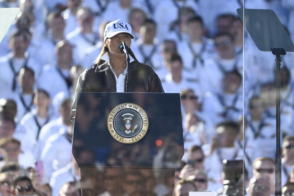 Melania Trump v “Top Gun” slogu navdušila ob obisku ameriške pomorske baze