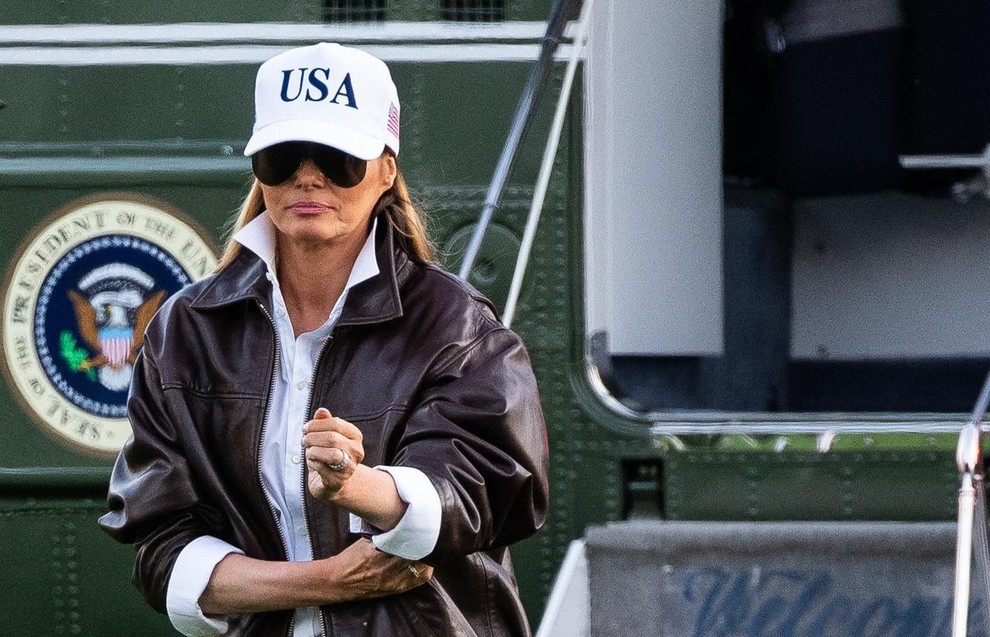 V nedeljo je Melania Trump s svojo modno izbiro mnoge spomnila na filmski klasik Top Gun med obiskom pomorske postaje …