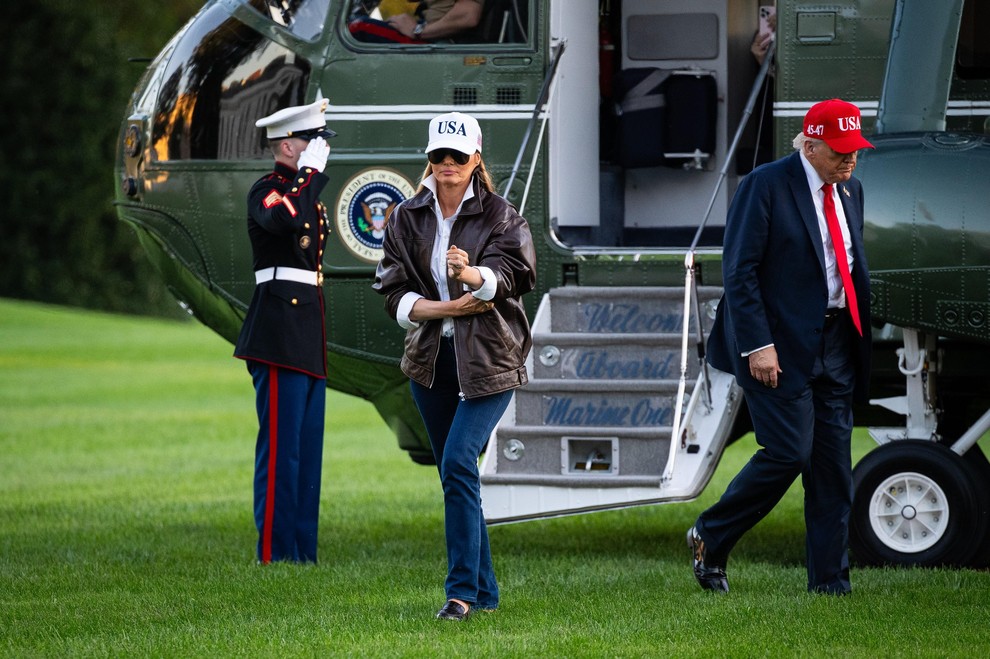 Melania Trump v “Top Gun” slogu navdušila ob obisku ameriške pomorske baze