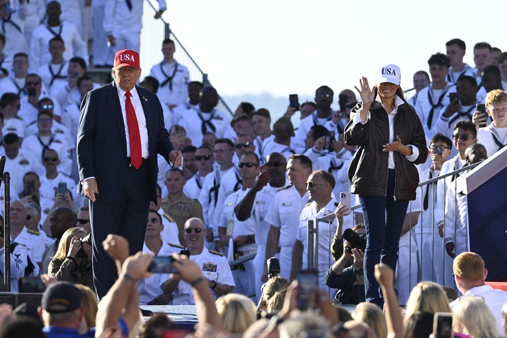 Prvi dami se je pridružil tudi njen mož, predsednik Donald Trump, s katerim sta se na letalonosilki pogovarjala z mornarji. …