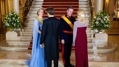 Brigitte Macron, rdeča obleka, srebrn detajl