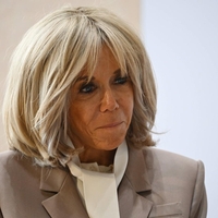 Brigitte Macron v vinsko rdeči obleki, o kateri govorijo vsi (ta podrobnost je čisto prava paša za oči)