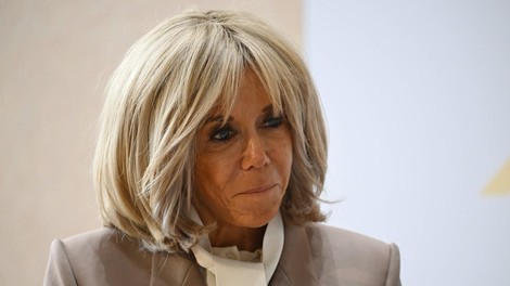 Brigitte Macron, rdeča obleka, srebrn detajl