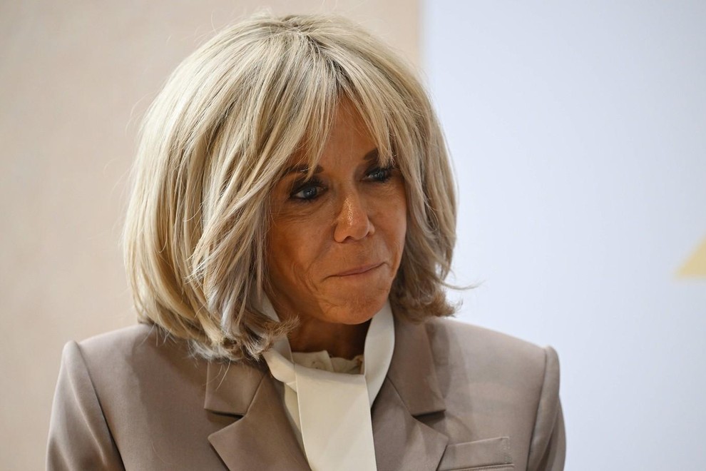 Brigitte Macron, rdeča obleka, srebrn detajl