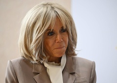 Brigitte Macron v vinsko rdeči obleki, o kateri govorijo vsi (ta podrobnost je čisto prava paša za oči)