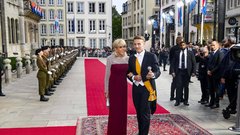 Brigitte Macron, rdeča obleka, srebrn detajl