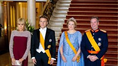 Brigitte Macron, rdeča obleka, srebrn detajl