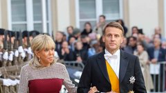 Brigitte Macron, rdeča obleka, srebrn detajl