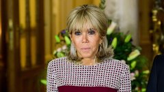 Brigitte Macron, rdeča obleka, srebrn detajl