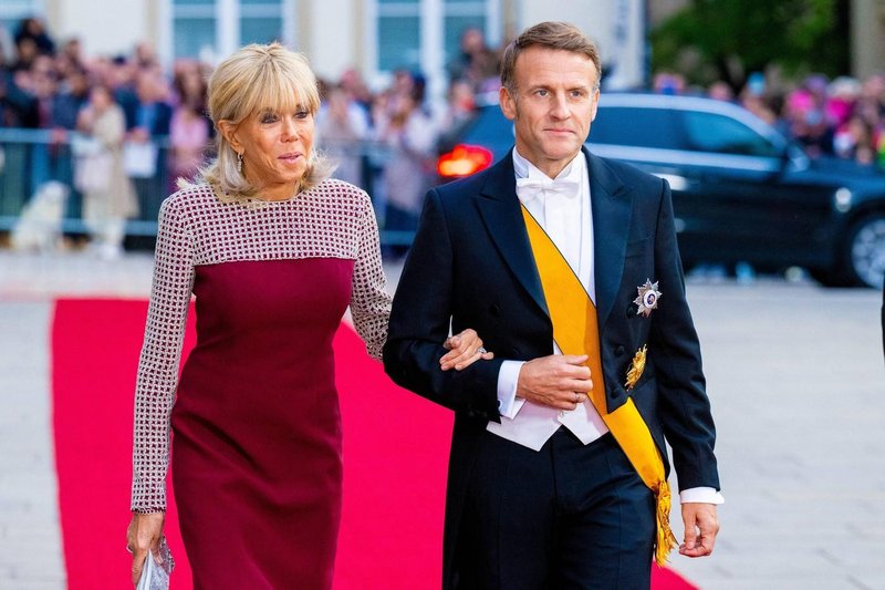 Brigitte Macron, rdeča obleka, srebrn detajl