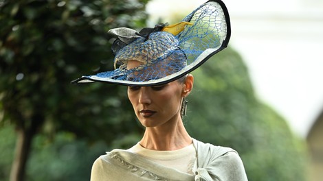 JULZZALLURE headpiece with STOLES BY BELLA & BETH AIMÉE jewelry
