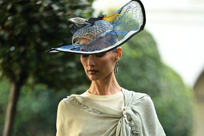 JULZZALLURE headpiece with STOLES BY BELLA & BETH AIMÉE jewelry