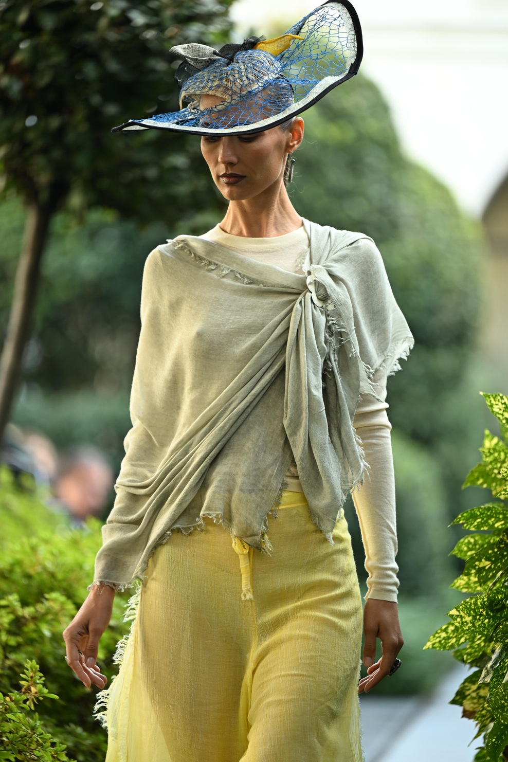 JULZZALLURE headpiece with STOLES BY BELLA & BETH AIMÉE jewelry (foto: Flying Solo)
