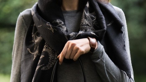 CHANDRA KEYSER bag with NEGRITUDE jewelry & SUSHILA BAEHR scarf
