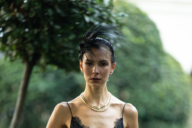 HATITUDE COUTURE BY GWENDOLYN GLEASON headpiece with REIS JEWELLERY LTD & CHANDRA KEYSER bag