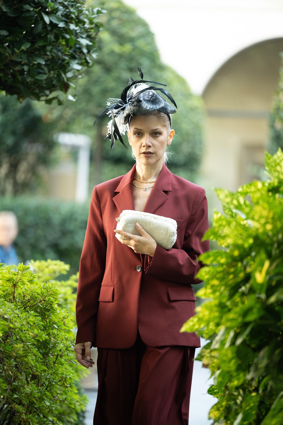 HATITUDE COUTURE BY GWENDOLYN GLEASON headpiece with REIS JEWELLERY LTD & CHANDRA KEYSER bag