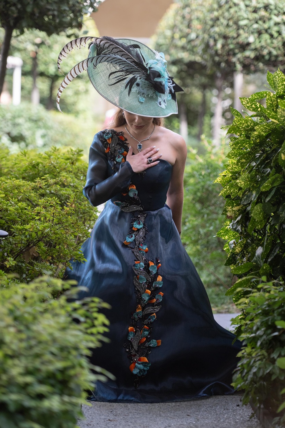 HATITUDE COUTURE BY GWENDOLYN GLEASON headpiece with DESIGNZ BY MINAAZ