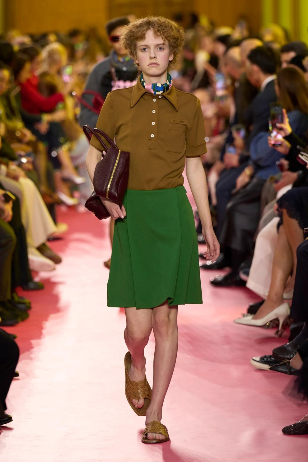 Kako stilirati svoj predpasnik? Miu Miu spreminja delovna oblačila v modo