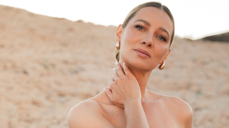 Iris Ošlaj pevka videospot Čez vse galaksije