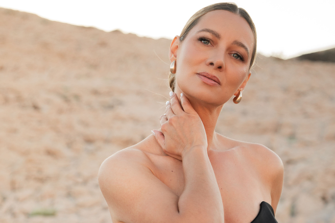Iris Ošlaj pevka videospot Čez vse galaksije