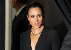Kombinacija, ki nikoli ne razočara: Meghan Markle blestela v večni klasiki (ta dodatek pa je bil pika na i!)
