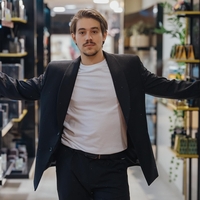 Večer vonjev in elegance v Ikoni: Bojan Cvjetićanin v družbi znanih Slovencev predstavil novo zimsko dišavo (FOTO)