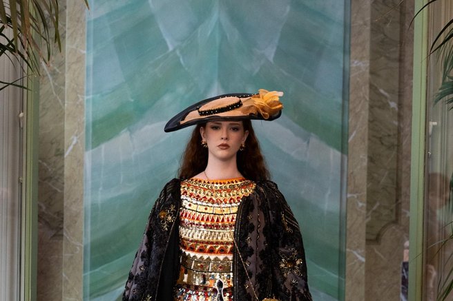 DESIGNZ BY MINAAZ with PB-DESIGN jewelry & JULZZALLURE headpiece & ANELLEJ BY JELENA KULIC bag