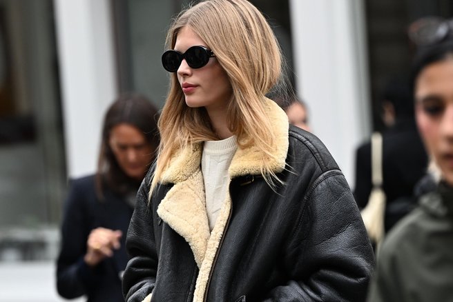V hipu bo razprodana: H&M jakno, ki spominja na prestižno Toteme različico, obožujejo vsi