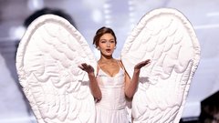 Modna revija Victoria’s Secret se je vrnila v živo iz New Yorka v velikem slogu