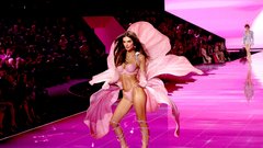 Modna revija Victoria’s Secret se je vrnila v živo iz New Yorka v velikem slogu