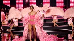 Modna revija Victoria’s Secret se je vrnila v živo iz New Yorka v velikem slogu